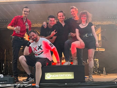 Die Coverband Eendstation (auch bekannt als Endstation oder Ëndstation) spielt live in Hochstadt am Main beim Bergfest.