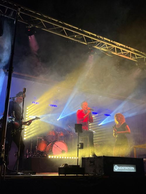 Die Coverband Eendstation (auch bekannt als Endstation oder Ëndstation) spielt live in Hochstadt am Main beim Bergfest.